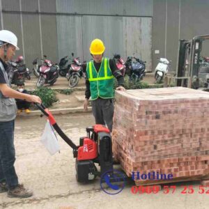 Xe nâng tay điện F4 10 Xe nâng tay điện F4 trong công trường xây dựng