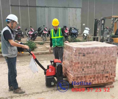 Xe nâng tay điện F4 21 Xe nâng tay điện F4 trong công trường xây dựng
