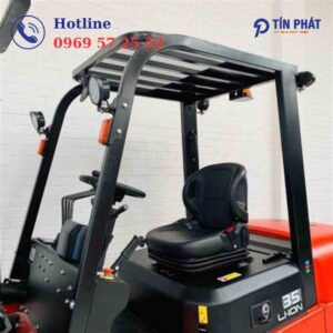 Xe nâng điện EFL352 Lithium 8 Cabin xe nâng điện EFL352 rộng rãi