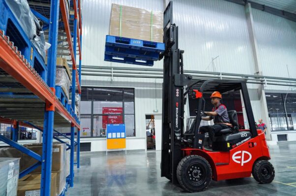 Xe nâng điện Lithium 2 tấn EFL202 (P) 25 Xe nâng điện Lithium 2 tấn EFL202