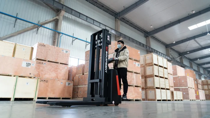 Xe nâng điện ESR152 có Pedal đứng lái. 19 Xe nâng điện ESR152