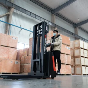 Xe nâng điện ESR152 có Pedal đứng lái. 9 ESR151 nâng hàng