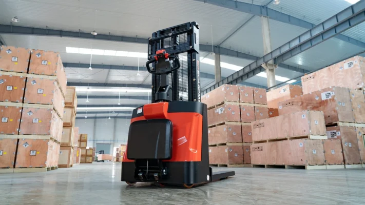 Xe nâng điện ESR152 có Pedal đứng lái. 18 Xe nâng điện ESR152