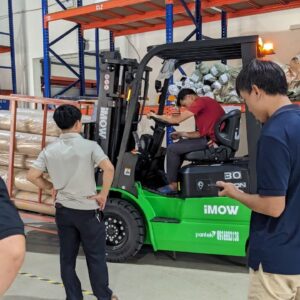 Xe nâng điện Lithium 3 tấn EFX301 11 Z5641379675400_9702ee8e82c6107aa25c45328f648af3-min