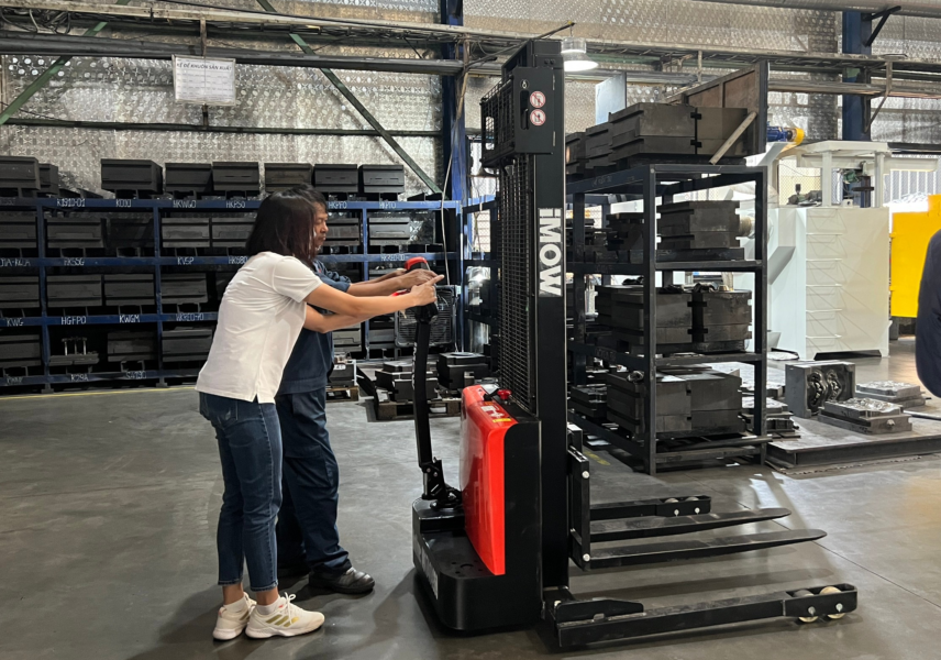 Xe nâng điện 1.2 tấn ESD122 16 Xe nâng điện 1.2 tấn ESD122