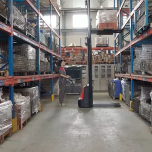 Xe nâng tay điện cao 1.2 tấn ESA121 6 ESA121 trong kho xưởng