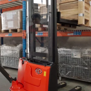 Xe nâng tay điện cao 1.2 tấn ESA121 7 V03.00_01_24_04.still008-scaled