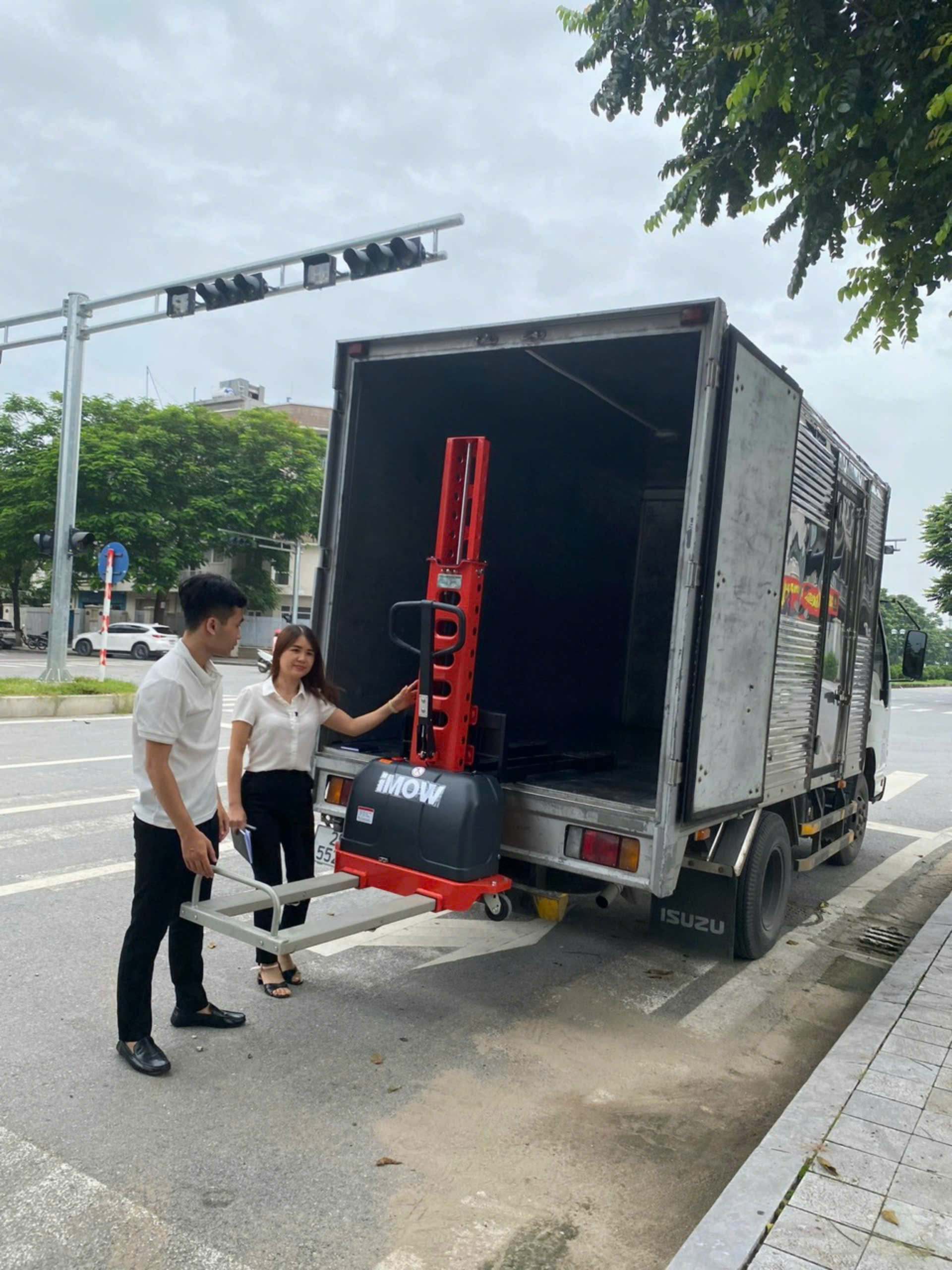 Xe nâng điện leo thùng 14 Xe nâng điện leo thùng