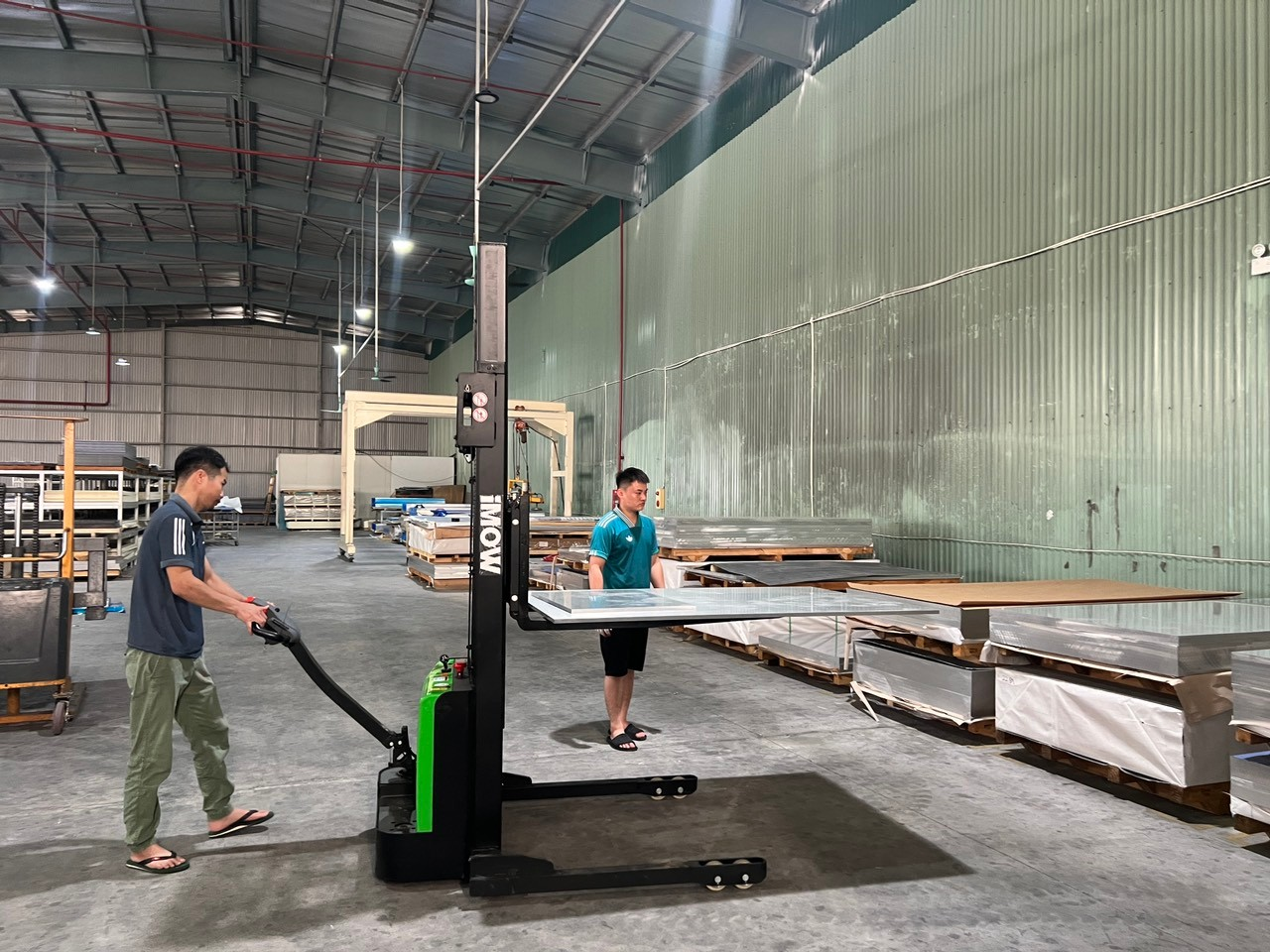 Xe Nâng Điện Cho Kho Bánh Kẹo 13 xe nâng điện dùng cho kho bánh kẹo