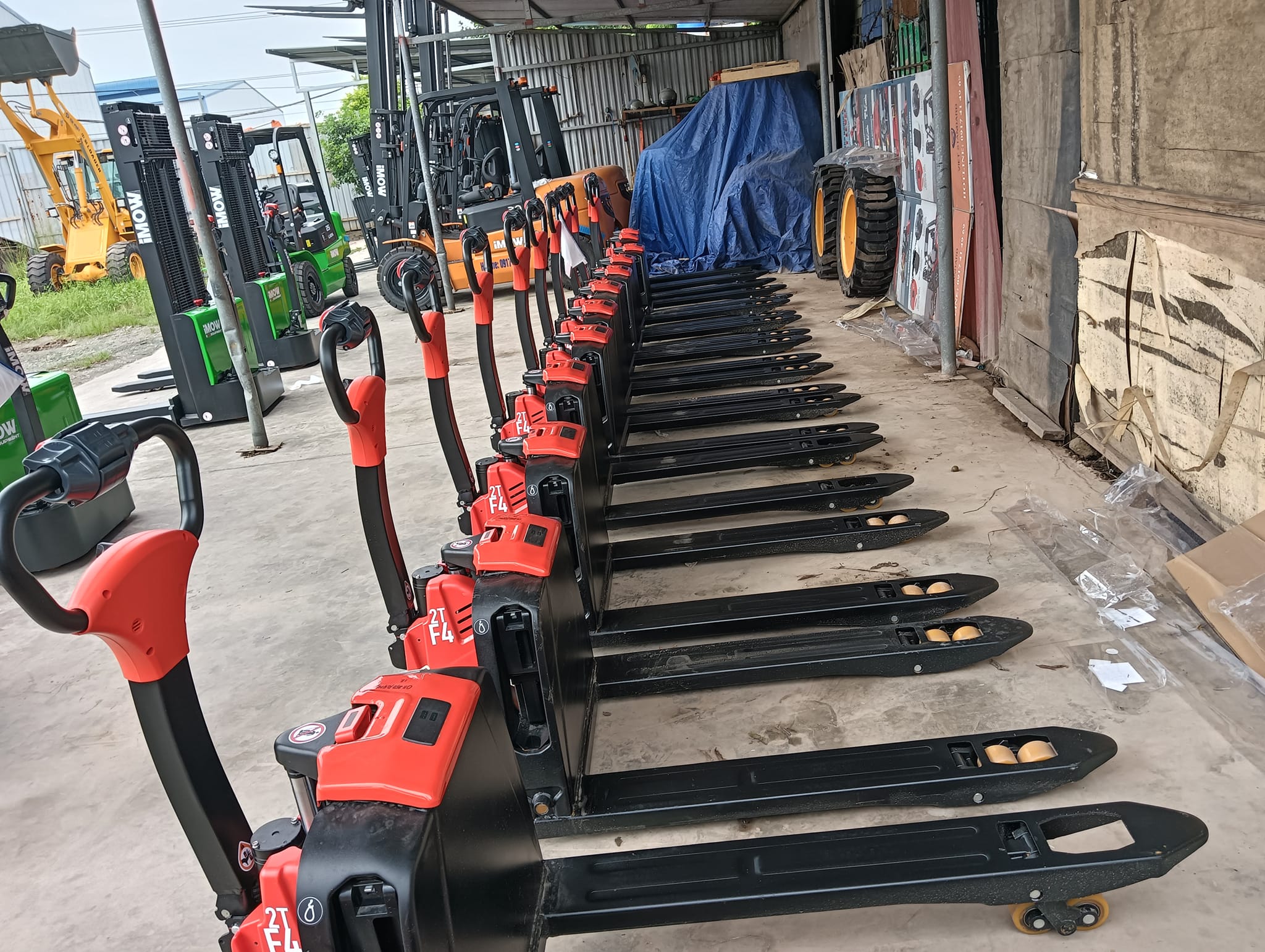 Xe Nâng Điện Cho Kho Bánh Kẹo 12 Xe Nâng Điện Cho Kho Bánh Kẹo