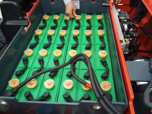 Thay Pin Xe Nâng Điện 12 Pin-chi-axit-tren-xe-nang