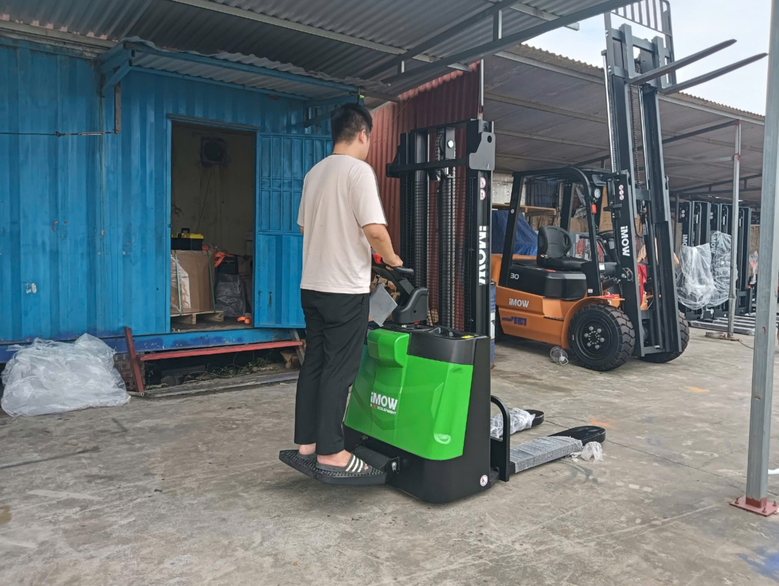 Xe Nâng Điện Stacker 14 Xe Nâng Điện Stacker ESR181