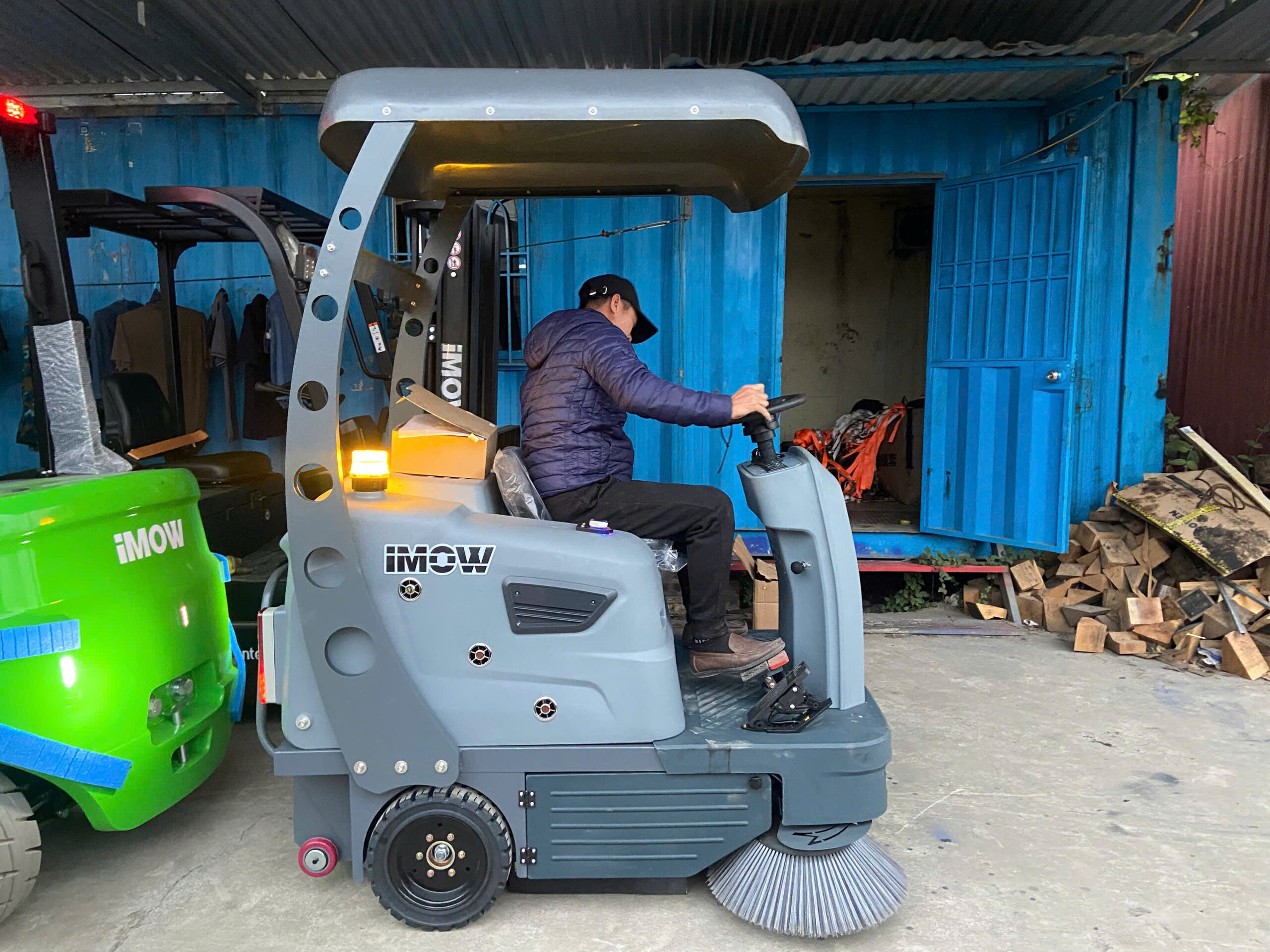 Xe Điện Quét Rác Trong Kho Xưởng 9 xe điện quét rác