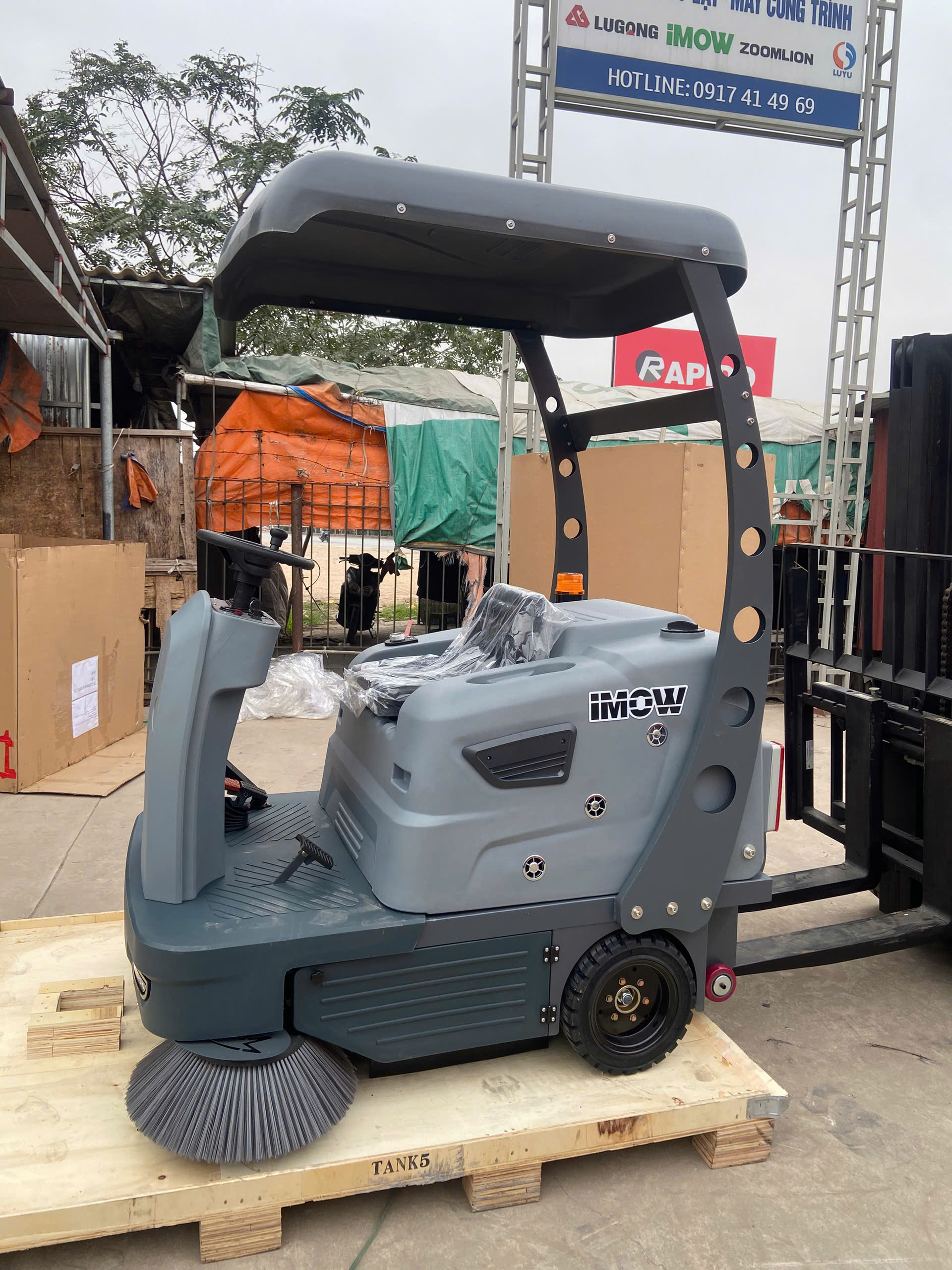 Xe Điện Quét Rác Trong Kho Xưởng 8 Xe Điện Quét Rác Trong Kho Xưởng